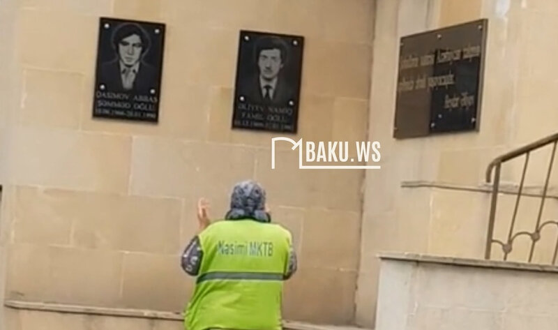 Bakıda təmizlik işçisinin bu görüntüsü gündəm oldu - VİDEO