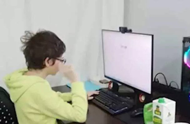 O indi 15 yaşlı böyük oğlandır - "Filosof Atakan"ın son halı - FOTO