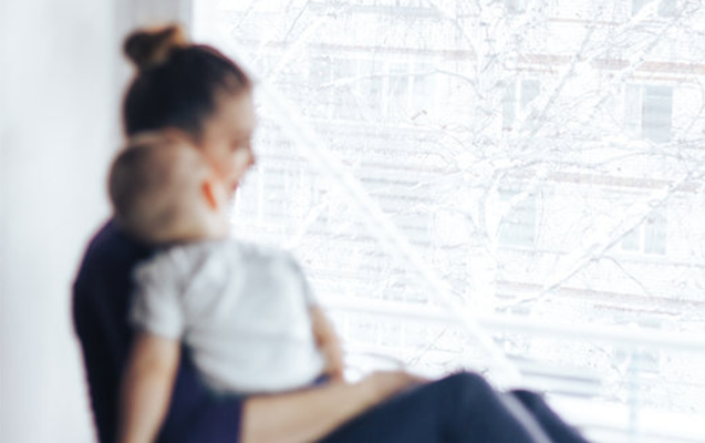 Körpə ehtiyatsızlıqdan ananın qucağından düşüb öldü - Yenilənib