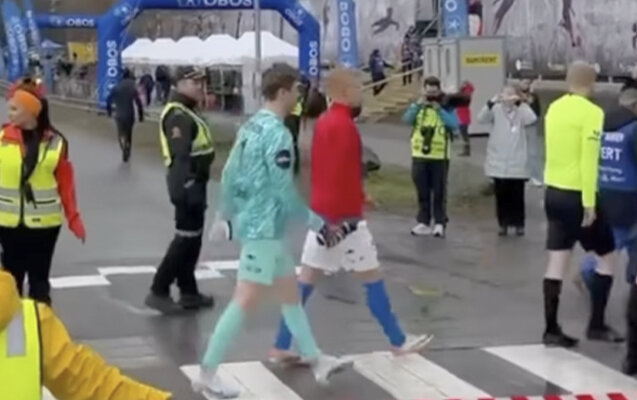 Meydana çıxmaq üçün piyada keçidindən keçirlər - Video