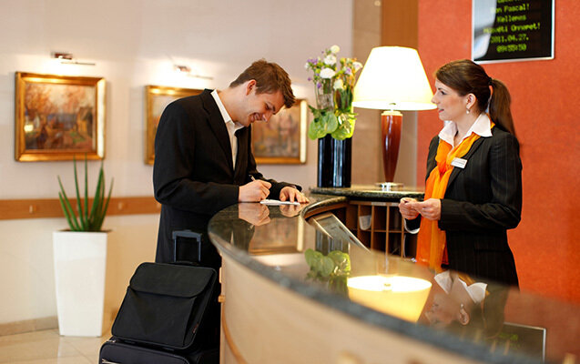 Hotellərdə gecələyənlərin sayı artıb