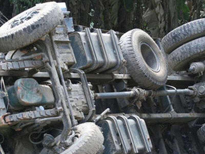 Kəlbəcərdə yük maşını aşıb, sürücü ölüb