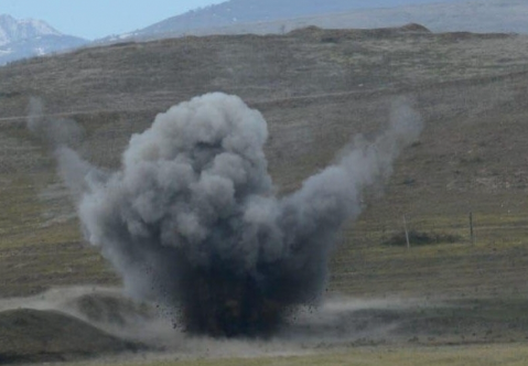 Erməni hərbçi şərti sərhəddə özlərinin basdırdığı minaya düşdü
