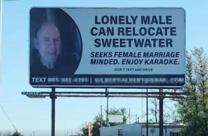 Sevgili axtarışında olan 70 yaşlı kişi 400 dollara REKLAM LÖVHƏSİ QURDU