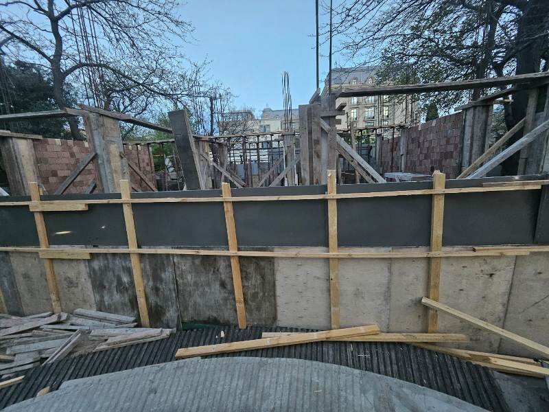 Səbail icra hakimiyyətinin şöbə müdiri parkda obyekt tikdirir – FOTO