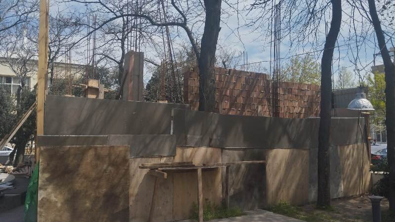 Səbail icra hakimiyyətinin şöbə müdiri parkda obyekt tikdirir – FOTO
