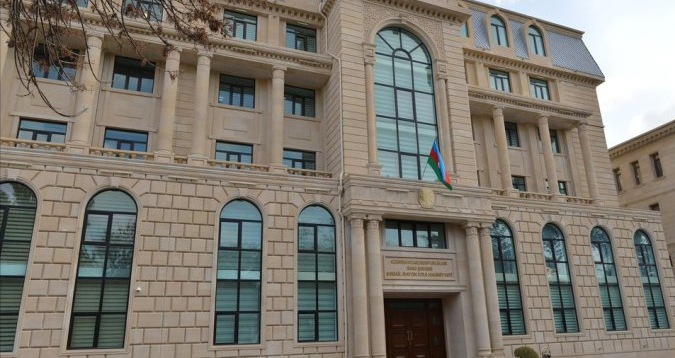 Səbail icra hakimiyyətinin şöbə müdiri parkda obyekt tikdirir – FOTO