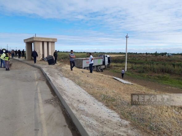 Biləsuvarda ağır avtoqəzanın TƏFƏRRÜATI: Ölən və yaralılar var - YENİLƏNİB + FOTO