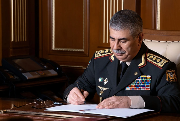 Azərbaycanın müdafiə naziri İran tərəfinə başsağlığı verib