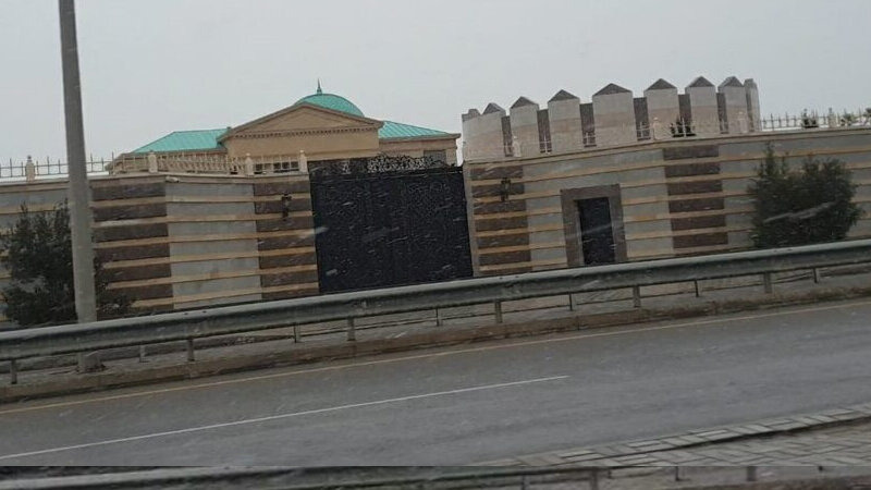 İcra başçısı Hacı Qalibin villasını qapısını bağlatdırdı - Bilgəhdə nə baş verir?