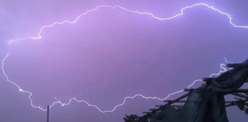 Çaxan şimşək səmada Türkiyə xəritəsi yaratdı