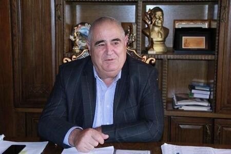 "Şərurlu İsfəndiyar" həbsdə olan bank rəhbərindən 5 milyon manatını istəyir