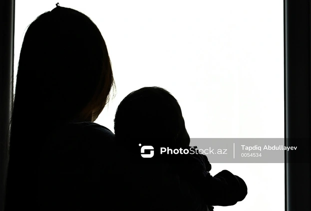 Salyanda FACİƏ: Yeni aldıqları evə baxırdılar, iki yaşlı uşaqları yıxılıb öldü