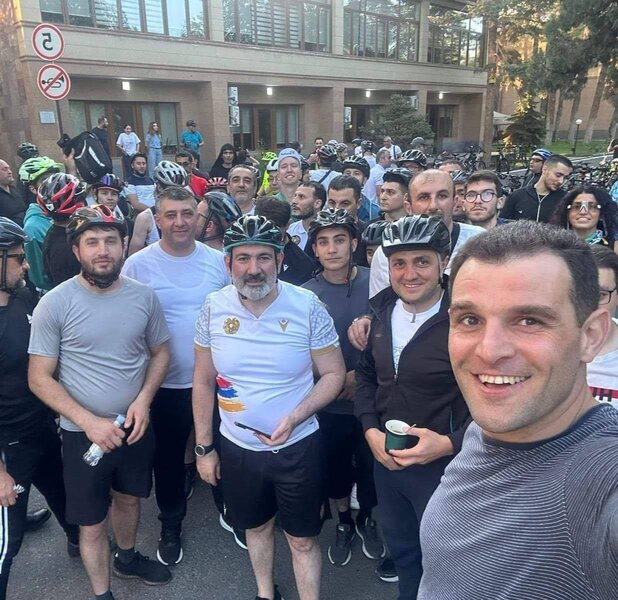 Paşinyan kefindən qalmır...-Səhər tezdən vətəndaşlarla birgə velosiped sürdü...-FOTOLAR