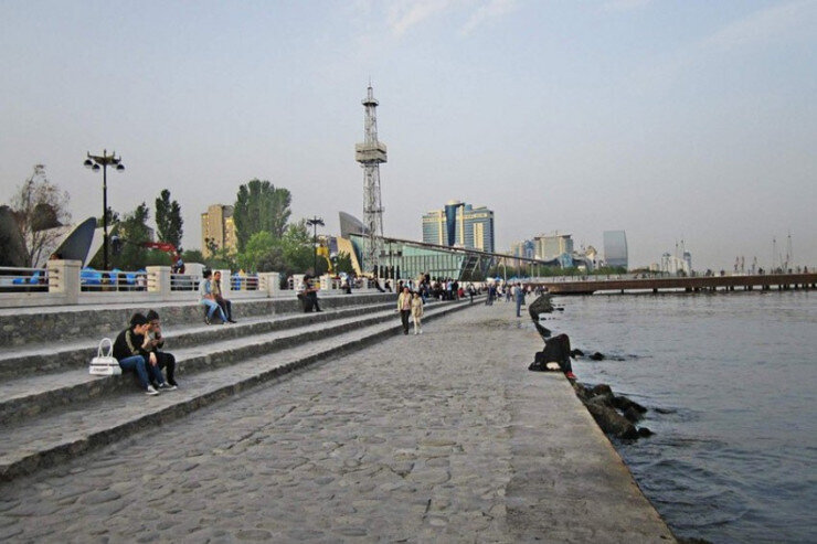 Bulvarda dəhşətli İNTİHAR: Qadın özünü dənizə atdı