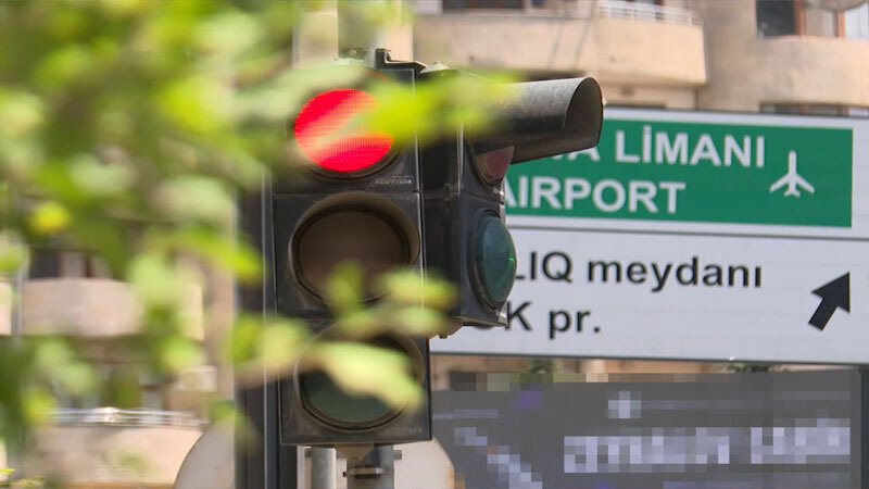 Budaqların "gizlətdiyi" işıqforlar - Sürücülər narazıdılar (VİDEO)