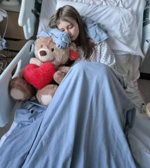 Həftəyə 400-ə yaxın siqaret çəkən 17 yaşlı qız az qala ÖLƏCƏKDİ - FOTOLAR