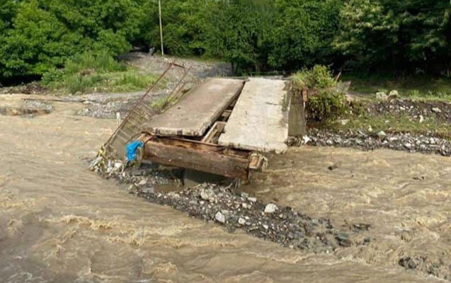 Qəbələdə sel körpünü apardı - Video