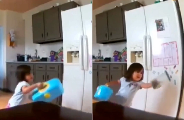 Uşağın əlindəki əşyanı almaq istəyən görünməz "dost" izləyənləri dəhşətə gətirdi