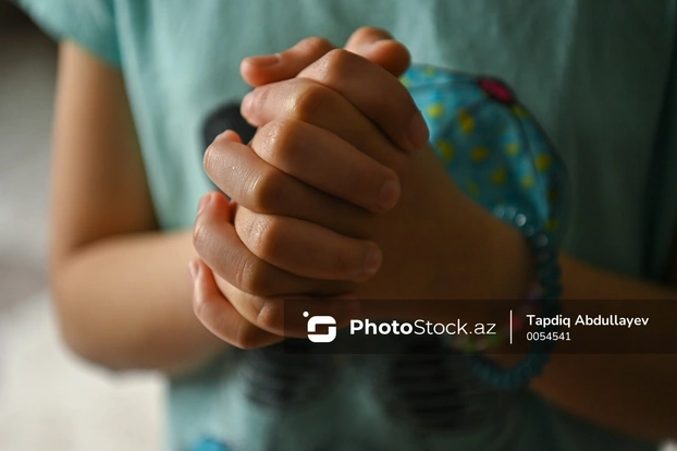 44 yaşlı kişi Bakının mərkəzində atasının gözü qarşısında azyaşlı qızın dodaqlarından öpdü