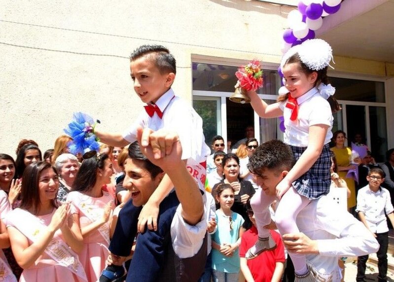 Bu gün Azərbaycan məktəblərində "Son zəng"dir