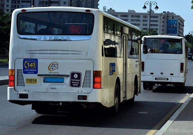 Bəzi avtobusları kondisioner olmadığı üçün qapısı açıq idarə edirlər