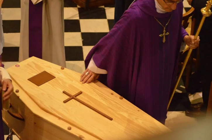 Qocalar evində öldüyü elan edildi: 74 yaşlı qadın dəfndə dirildi