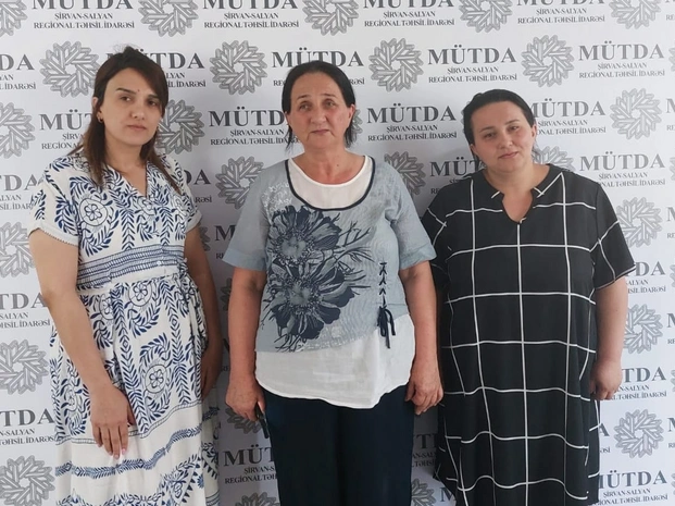 İmtahanda yüksək bal toplayan ana və qızları danışdılar