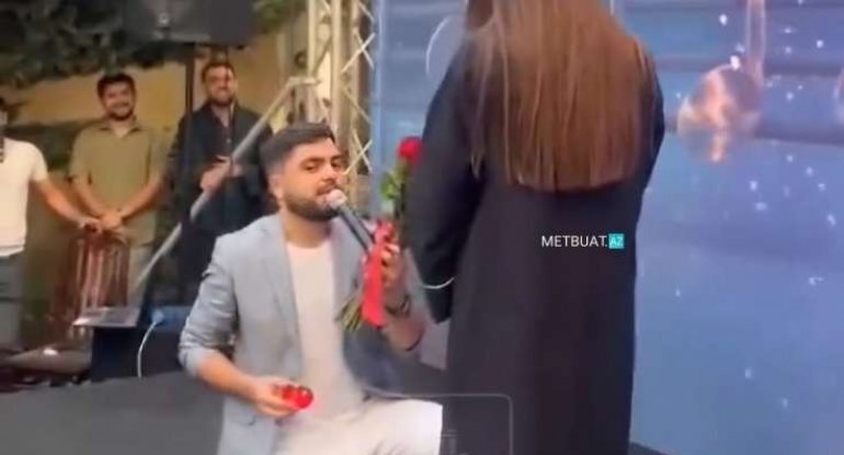 Tələbə məzun günündə evlilik təklifi etdi - VİDEO