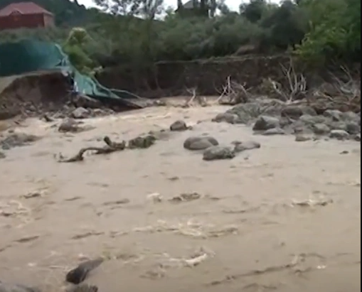 Astara sakinləri: "Bir dəfə də sel gəlsə, evimizi aparacaq"