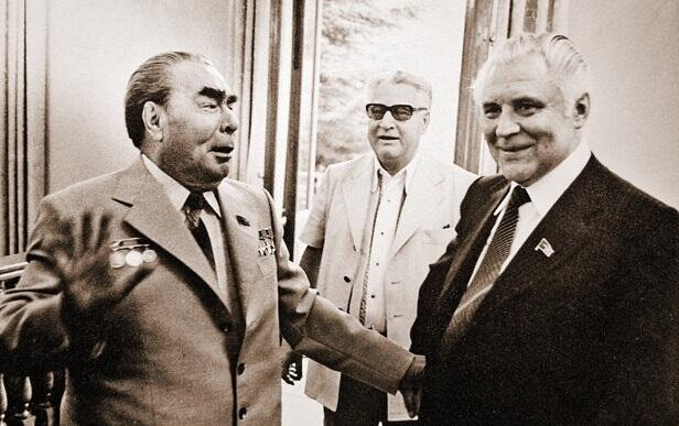 4 gün "yox"a çıxan baş katib – "vəfat edib" xəbəri yayılan Brejnev efirdə qədəhlə görünüb...