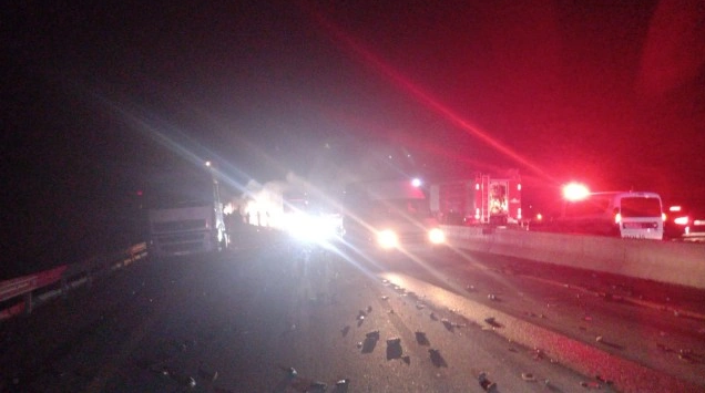 Biləsuvarda yük avtomobilində baş verən yanğın yolun bağlanmasına səbəb olub