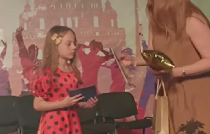 Səkkiz yaşlı qız məktəbi bitirdi