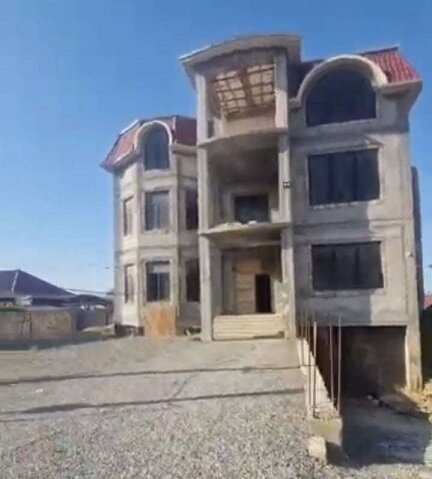 Uşaq-Gənclər İnkişaf Mərkəzinin direktoru 4 mərtəbəli villa tikdirir - Fotolar