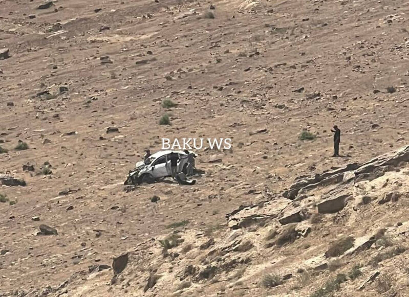Bakıda QƏZA: Maşın dərəyə aşdı - FOTO