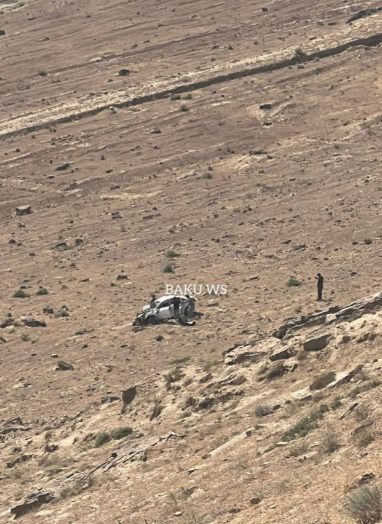 Bakıda QƏZA: Maşın dərəyə aşdı - FOTO