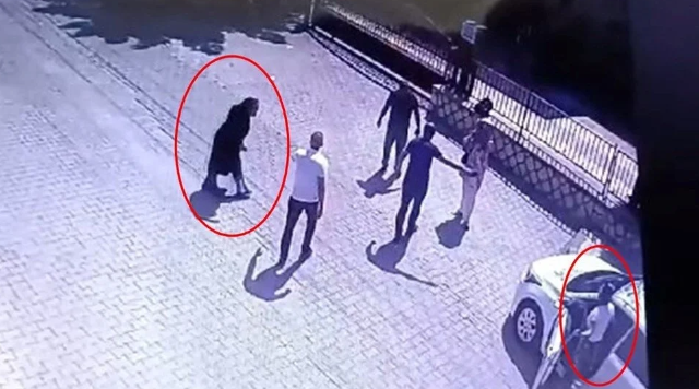 Gəlin qayınananı başmağı ilə döyüb, avtomobili ilə əzdi - FOTO