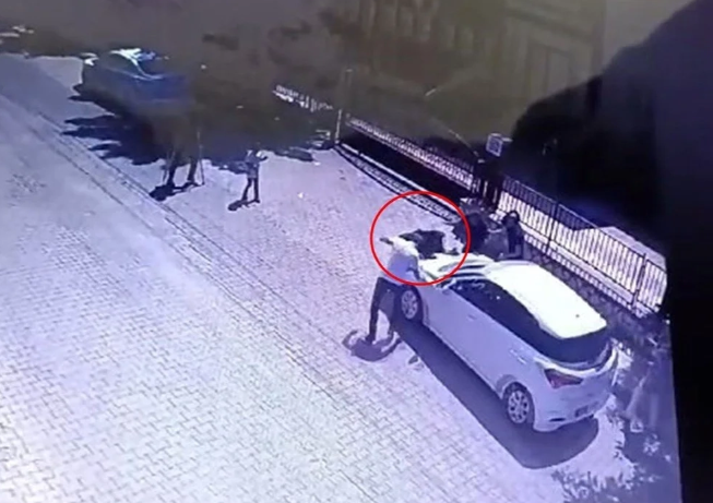 Gəlin qayınananı başmağı ilə döyüb, avtomobili ilə əzdi - FOTO