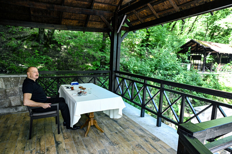 Prezident "İsa bulağı"nda çay içdi - Fotolar