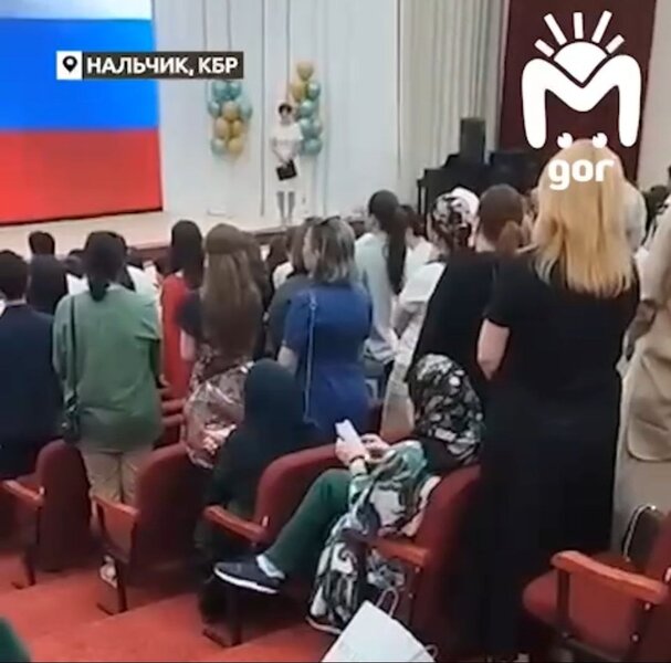 Məzun gecəsində valideynlər Rusiya himni çalınanda ayağa qalxmadı...-VİDEO