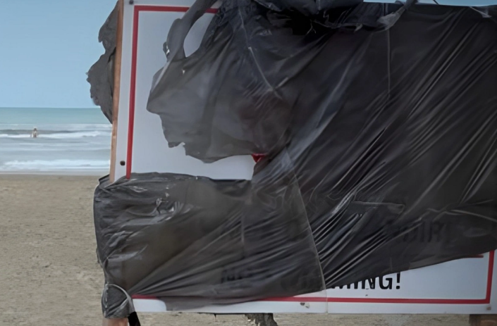 Sumqayıt çimərliyində ifşa edilən özbaşınalıq: İnsanları ölümə aparan lövhə QURAŞDIRILIB