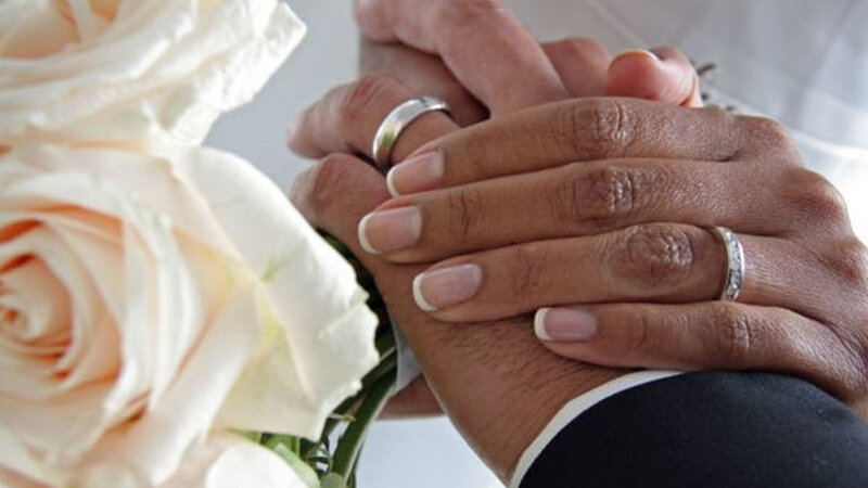 Bakıda kişi onu nişanlamağa qoymayan qadını döydü