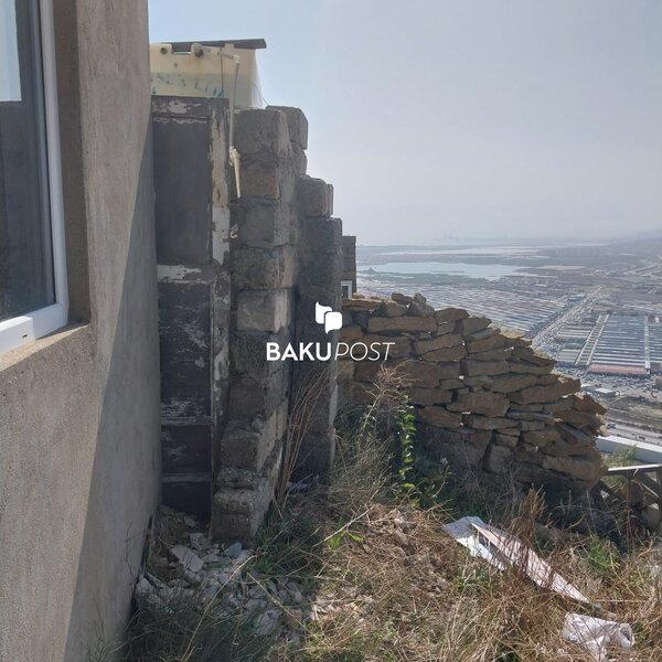 Bakıda sal qayanın üstündə gecəqondu məktəb - Direktorla sakinin yol davası (FOTO/VİDEO)