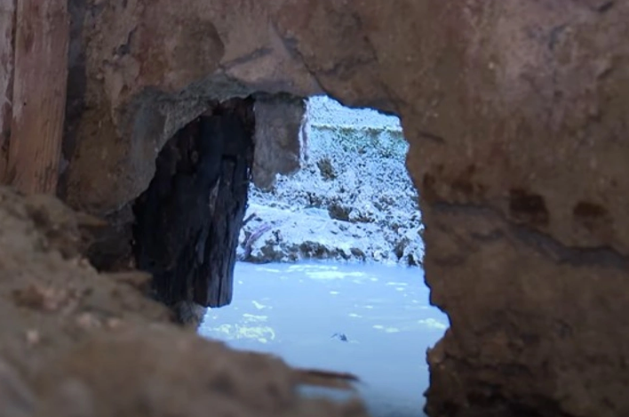 Bakıda evin içərisində neft qoxulu su qaynayır - İDDİA