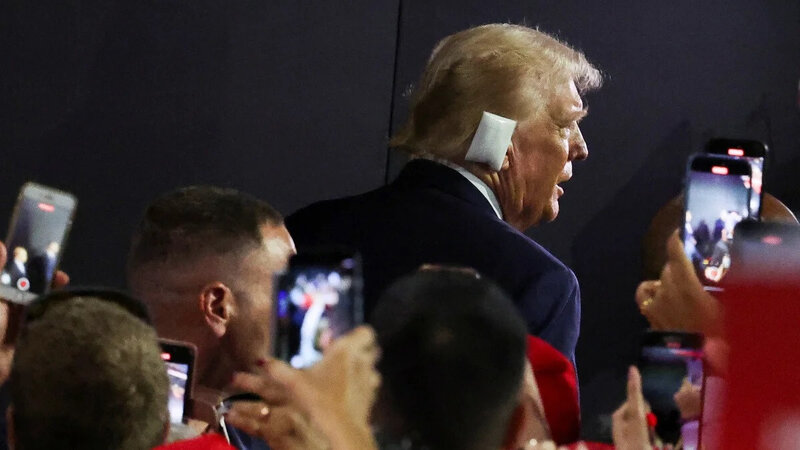 Tramp sui-qəsddən sonra xalqın qarşısına belə çıxdı -FOTO