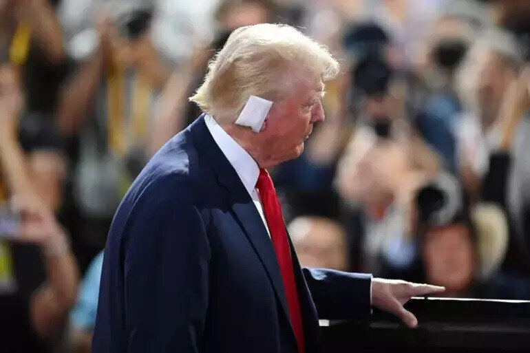 Tramp sui-qəsddən sonra xalqın qarşısına belə çıxdı -FOTO