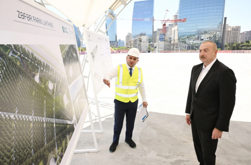İlham Əliyev Bakıda Zəfər parkında aparılan tikinti işləri ilə tanış oldu