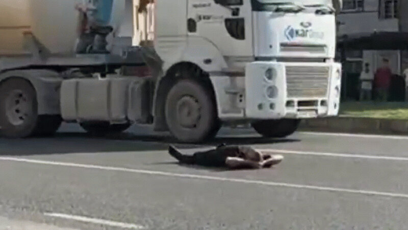 Bakıda yolda uzanan şəxs həbs edildi: "Arağımın üstünə spirt tökdülər"