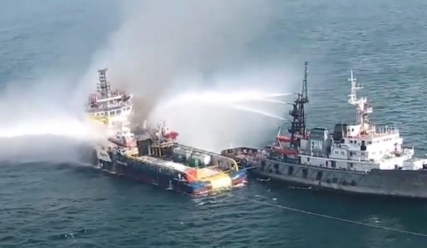 Bakı sularındakı gəmidə yanğın üç gündür davam edir