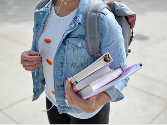 Rusiyada valideynlər uşaqlarına 23 yaşına kimi aliment ödəməyə məcbur edilə bilərlər